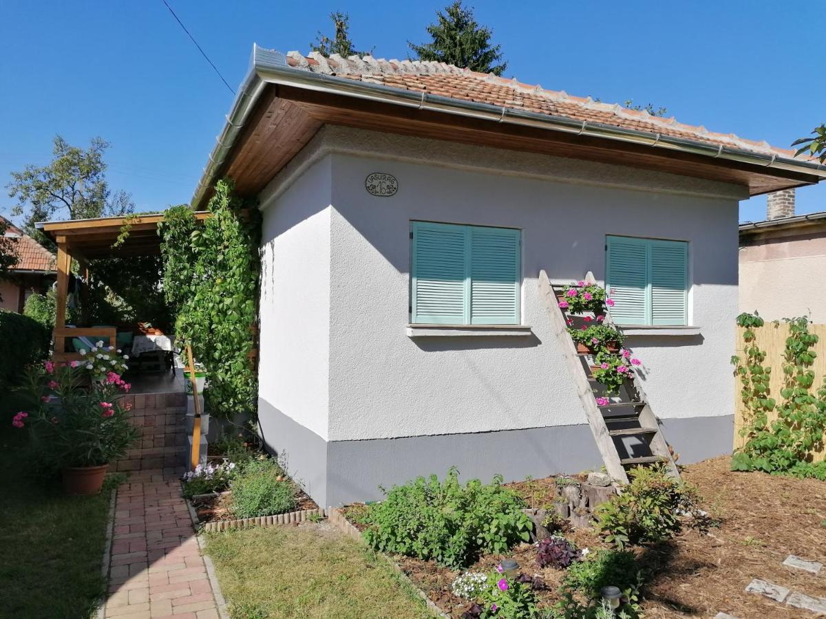 Menta Apartman Mezőkövesd Exteriör bild